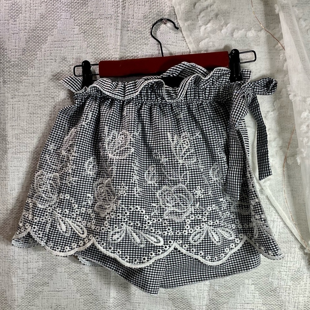 AQUA WOMENS FLORAL EMBROIDERED GINGHAM PAPER BAG SKORT size S - Picture 2 of 6